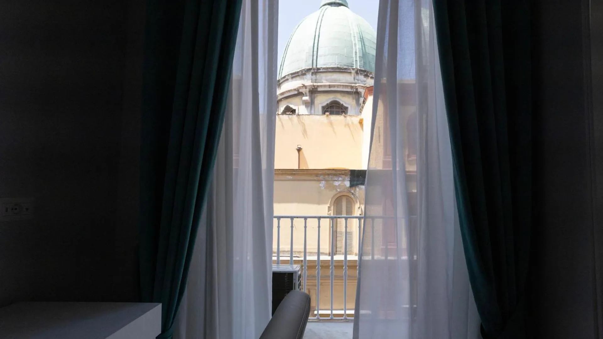 La Chambre Duomo Naples Couette-café